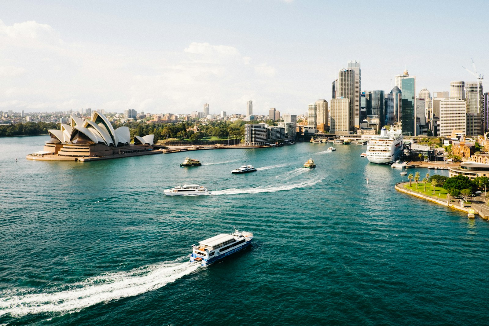 Vista aérea da Ópera de Sydney e da baía com barcos